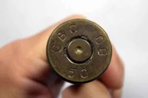 Leia mais sobre o artigo Homem encontra munição antiga no quintal e acaba ferido após artefato explodir
