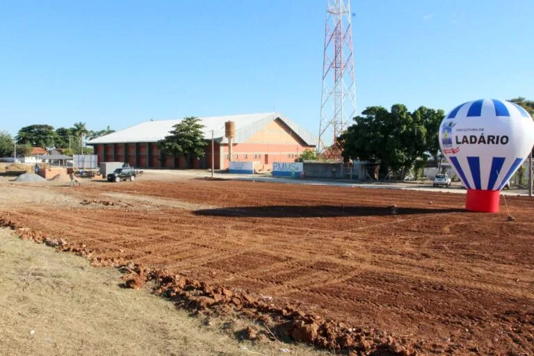 Ladário ganha praça esportiva com pista de skate e quadras de areia