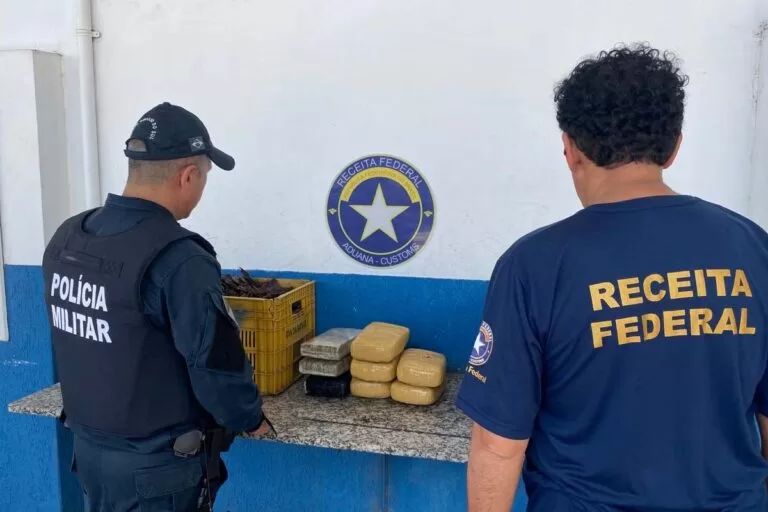 Receita Federal apreende mais de 8 kg de skunk escondido em sacas de pimenta em Corumbá