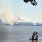 Após noite de destruição, aeronaves chegam para combater incêndio em frente ao Porto Geral