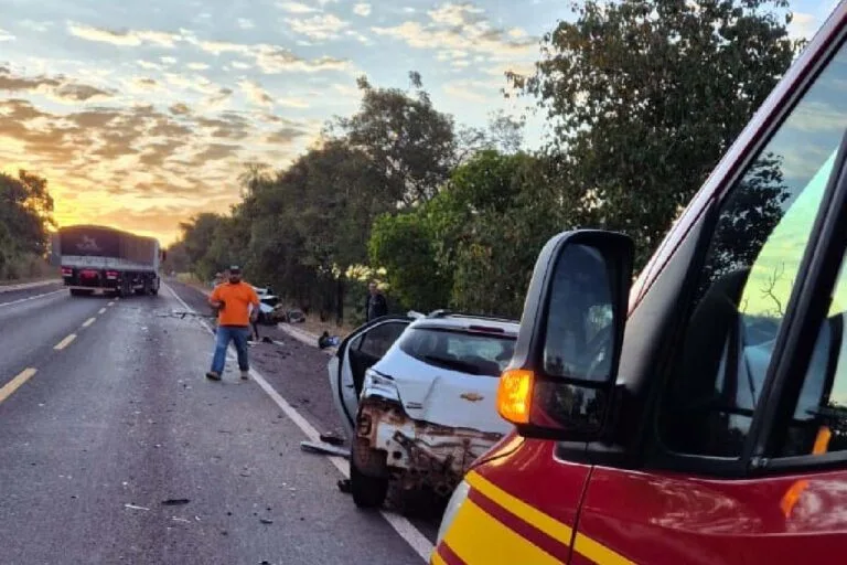 Duas pessoas morrem em colisão frontal de veículos na BR-262