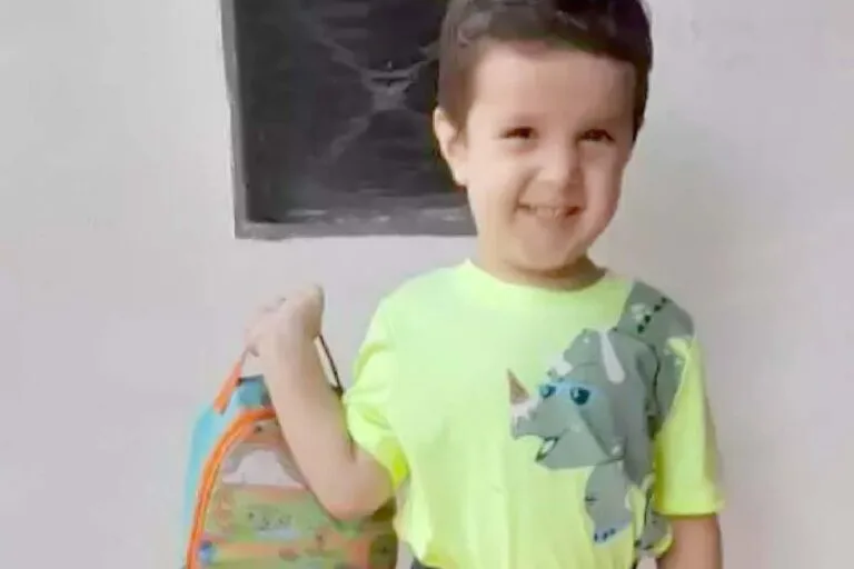 Criança que morreu engasgada em creche de MS é enterrada no dia do aniversário do pai