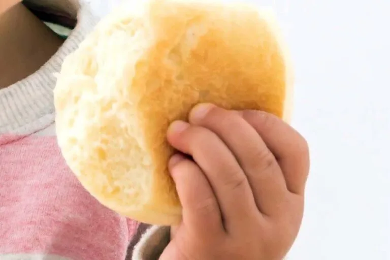 engasgar com pedaço de pão