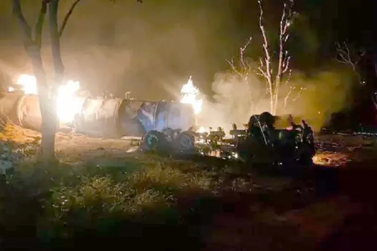 Colisão com carreta carregada de álcool causa explosão e deixa motoristas feridos na BR-267