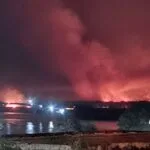 Chamas se espalham pelo terceiro dia próximo à captação de água em Corumbá