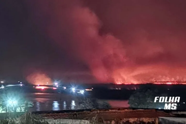Chamas se espalham pelo terceiro dia próximo à captação de água em Corumbá