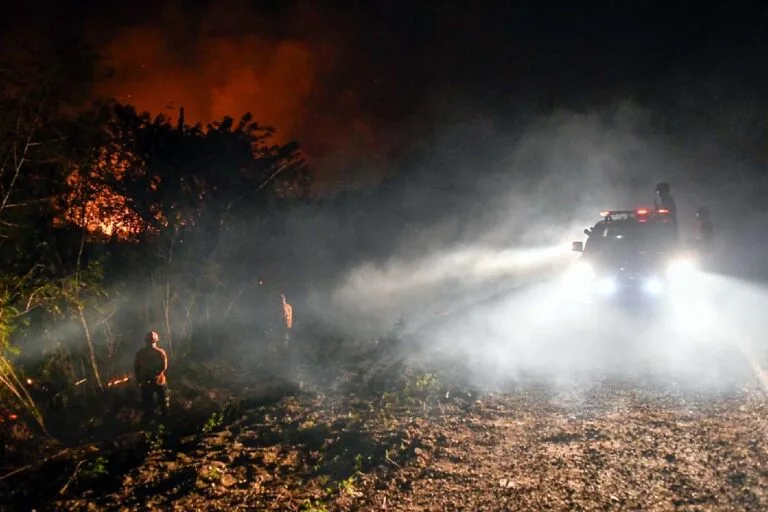 Fumaça densa na BR-262 exige atenção redobrada de motoristas que chegam em Corumbá