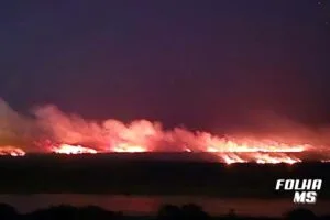 Leia mais sobre o artigo Incêndio atinge vegetação as margens do Rio Paraguai em Corumbá