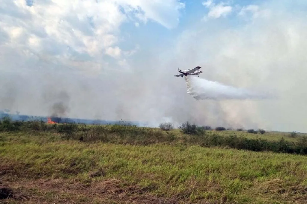 Combate com aeronave aos incêndios que persistem no Pantanal.