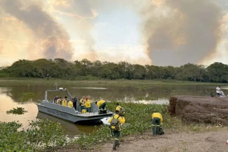 Marinha auxilia brigadistas do Prevfogo/Ibama em combate a incêndios no Pantanal
