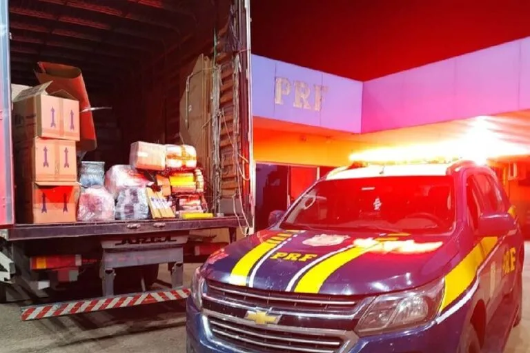 PRF aprende duas toneladas de maconha em caminhão de mudanças na BR-262