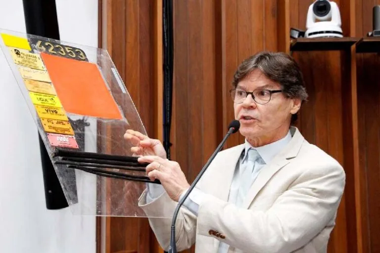 “É uma esculhambação”, diz deputado sobre fiação inutilizada em postes de energia