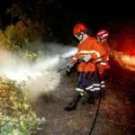 Combate aos incêndios segue durante madrugada e ganha reforço de frente fria