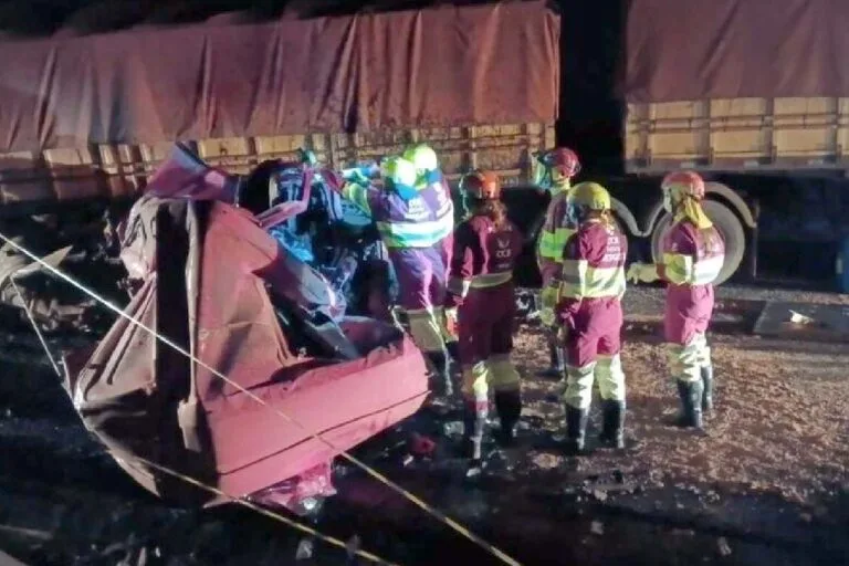 Casal morre e criança fica ferida em colisão entre carreta e caminhão na BR-163