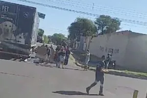 Leia mais sobre o artigo Motociclista fica ferida em colisão com caminhão no centro de Corumbá