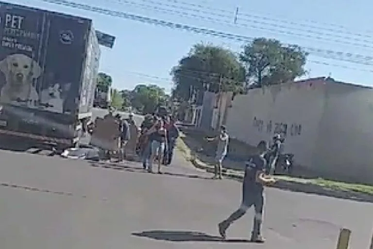 Motociclista fica ferida em colisão com caminhão no centro de Corumbá