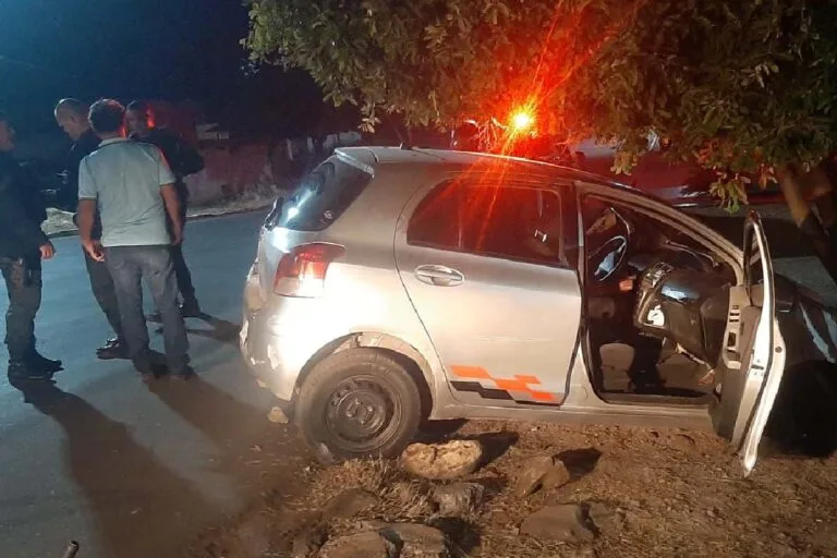 Motorista é socorrida após bater carro em árvore no Popular Nova