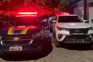 Leia mais sobre o artigo Carro roubado é recuperado e suspeito preso pela PRF em Corumbá