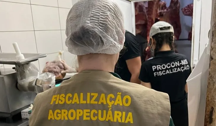 Você está visualizando atualmente Fiscalização do Procon de MS fecha açougue de mercado, apreende cigarros e bebidas