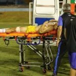 Goleiro é atingido com disparo feito por PM durante confusão em jogo em Goiás