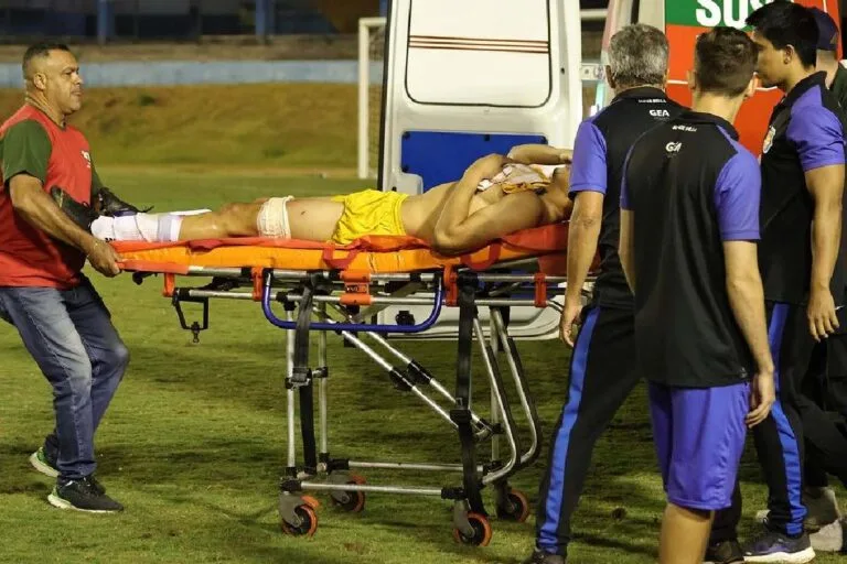 Goleiro é atingido com disparo feito por PM durante confusão em jogo em Goiás