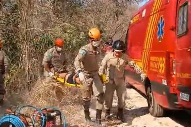 Mãe e filha de 3 anos ficam gravemente feridas em capotamento na estrada da Codrasa