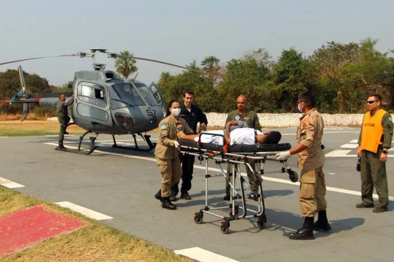 Marinha do Brasil resgata homem com crise renal no Pantanal de MS