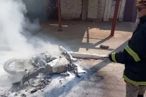 Leia mais sobre o artigo Bombeiros combatem incêndio que consumiu motocicleta na parte alta de Corumbá