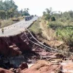 Trecho da BR-163 desaba com rompimento de barragem e obras durarão 15 dias