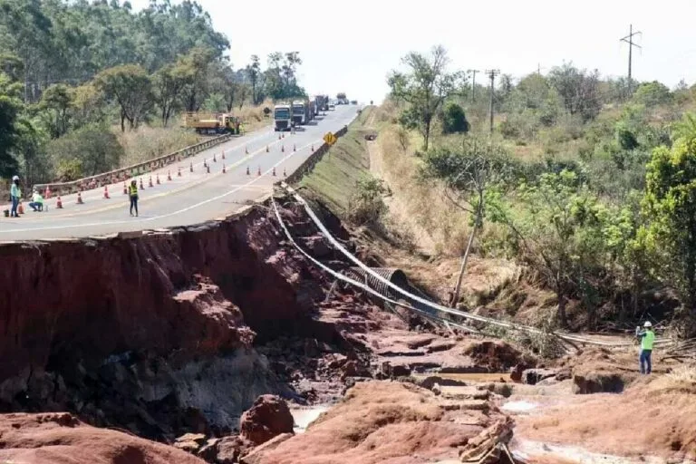 Trecho da BR-163 desaba com rompimento de barragem e obras durarão 15 dias