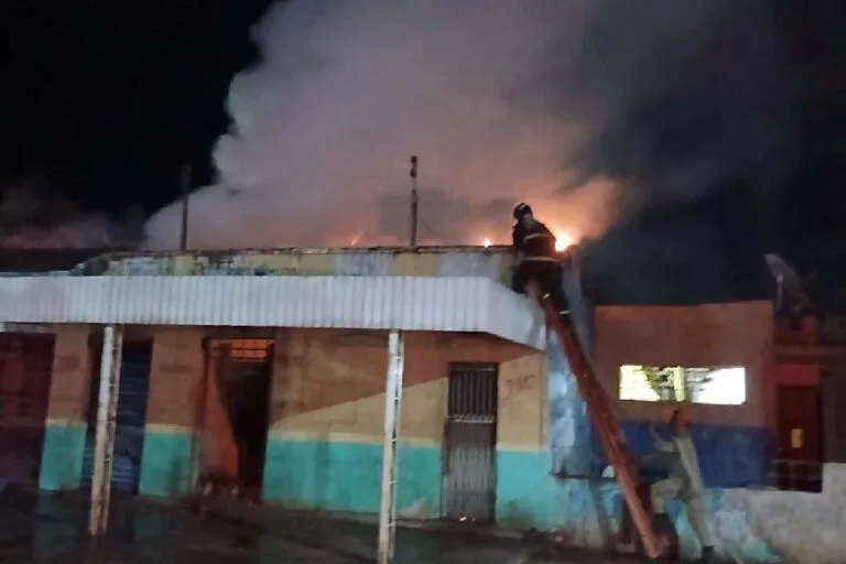 Incêndio em comércio de frutas e verduras mobiliza Corpo de Bombeiros em Corumbá