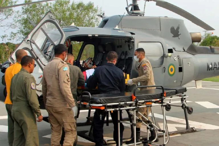 Homem é resgatado pela Marinha após sofrer queda e fraturar costela no Pantanal