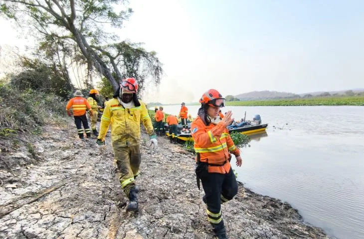 Leia mais sobre o artigo Bombeiros atuam no controle de incêndios florestais em MS e ribeirinhos serão atendidos em ação humanitária