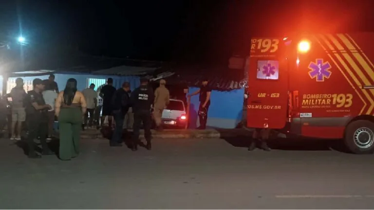 Acidente em Corumbá: motorista colide com casa e é levada ao pronto-socorro