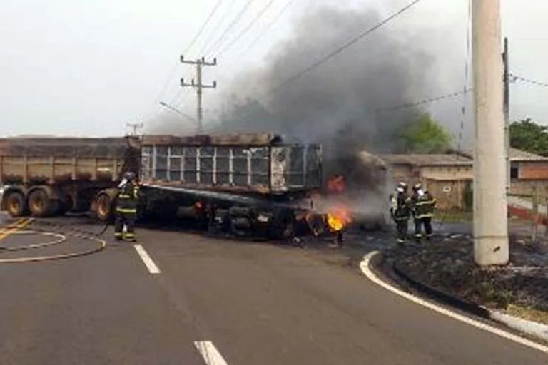 Acidente entre duas carretas na BR-060, em Bela Vista, mata quatro pessoas |vídeo