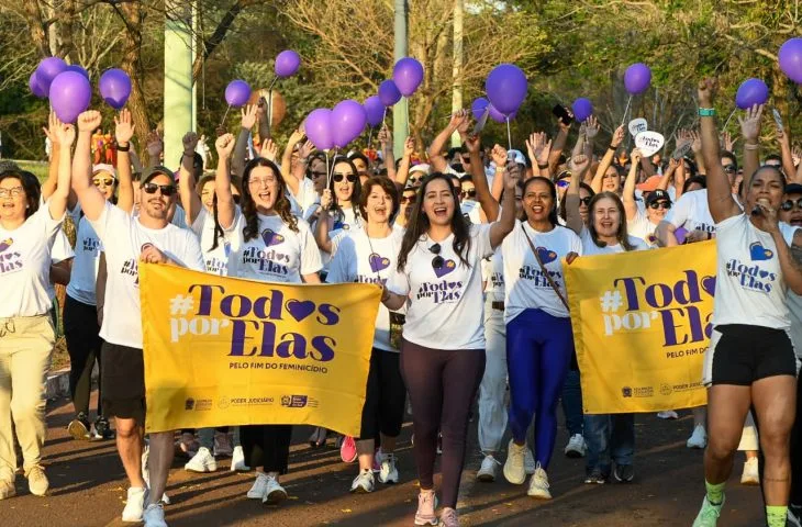 Você está visualizando atualmente Caminhada reúne homens, mulheres e crianças em combate ao feminicídio