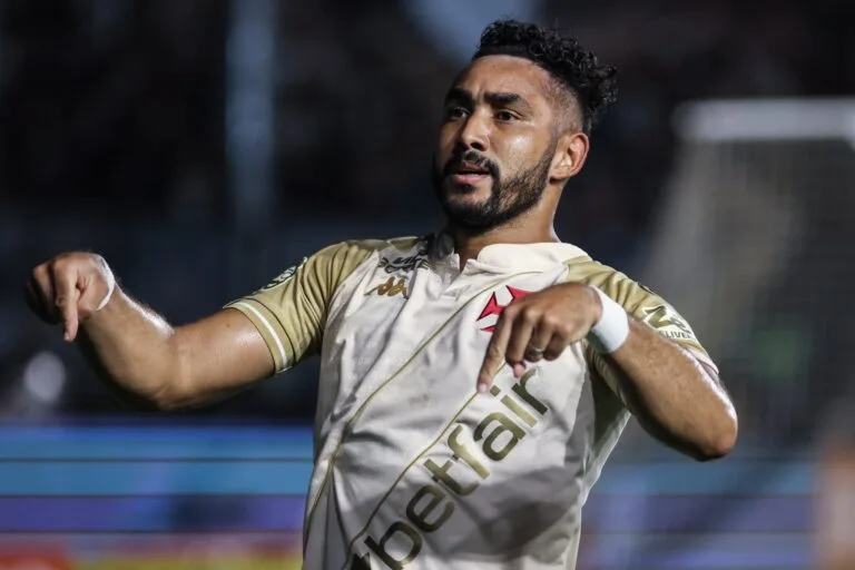 Em noite inspirada de Payet, o Vasco vence o Bahia por 3 a 2
