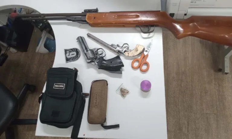 Três são presos em Ladário com armas de fogo e drogas em veículo