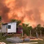 Bombeiros enfrentam incêndio que ameaça comunidades ribeirinhas no Pantanal