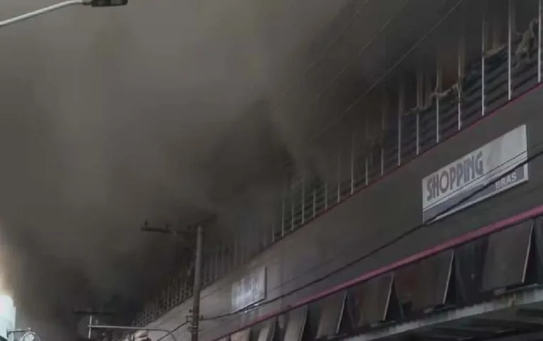 Incêndio de grandes proporções atinge Shopping 25 de Março em São Paulo