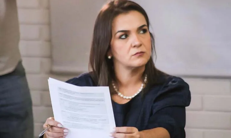 Juiz multa Adriane por má-fé e libera propaganda sobre “folha secreta” em Campo Grande