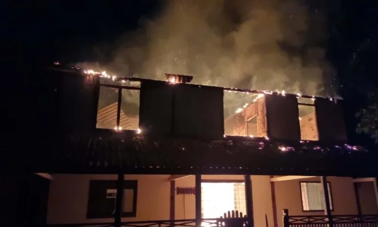 Incêndio atinge sede de fazenda na região da Nhecolândia