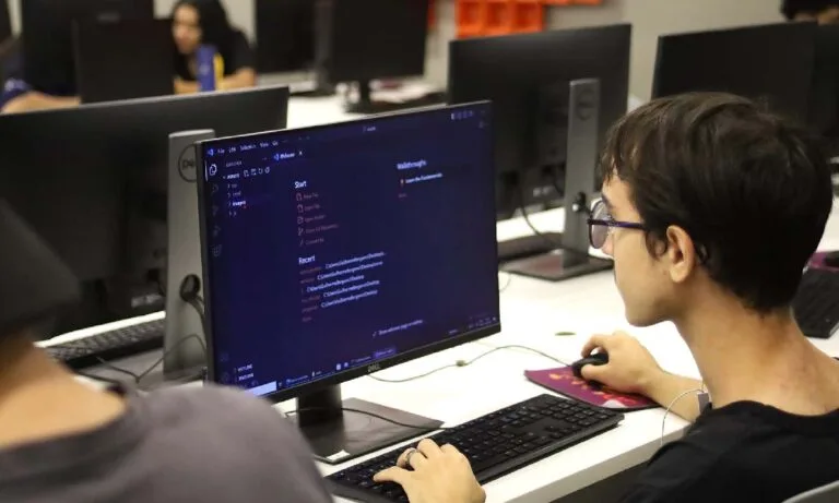 Jovens de MS investem na carreira em tecnologia com estágio e Voucher Desenvolvedor