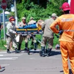 Mãe e filha ficam feridas em acidente entre carro e motocicleta no bairro Universitário