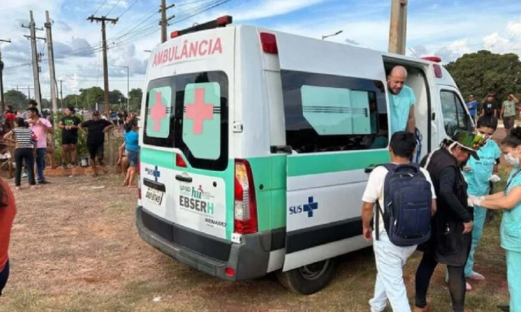 Ambulância socorre indígena ferido durante protesto