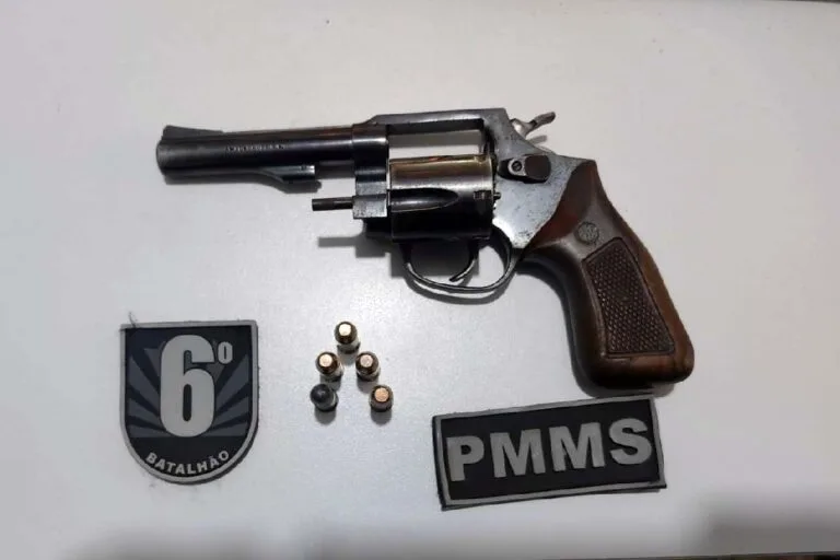 Trio é preso em posse de arma após confusão dentro de casa de shows em Corumbá