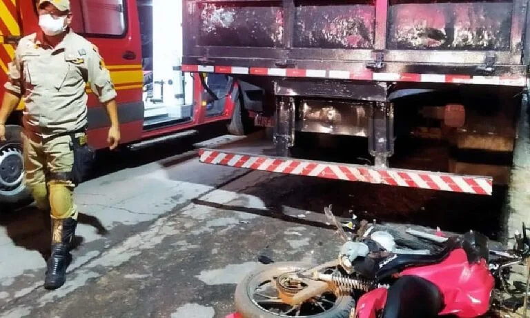 Motociclista morre após colidir na traseira de caminhão em Ladário