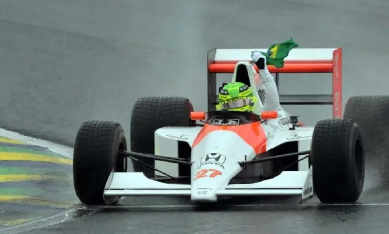 Hamilton emociona ao pilotar carro de Senna em homenagem no GP do Brasil