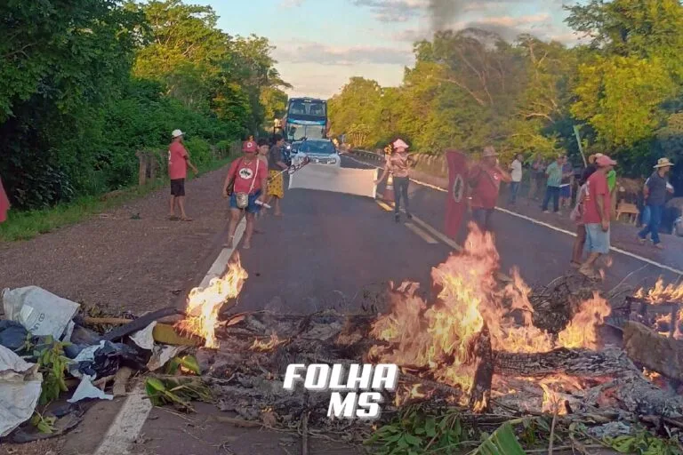 Manifestantes bloqueiam BR-262 e provoca congestionamentos entre Anastácio e Miranda