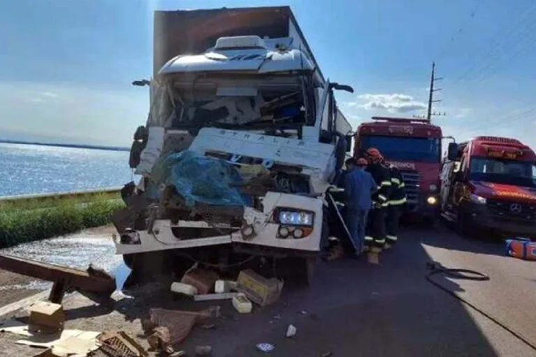 Caminhoneiro se distrai no celular e morre ao colidir em traseira de carreta na BR-267